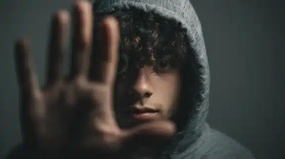 Jovem preocupado simbolizando o aumento das internações psiquiátricas entre jovens apontado pela Fiocruz.